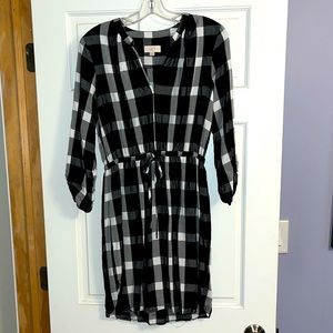 Loft- Women’s 3/4 sleeve black & white checkered dress with tie waist.